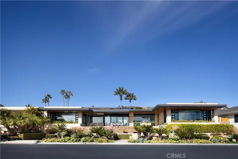 a view of a water fountain in front of building