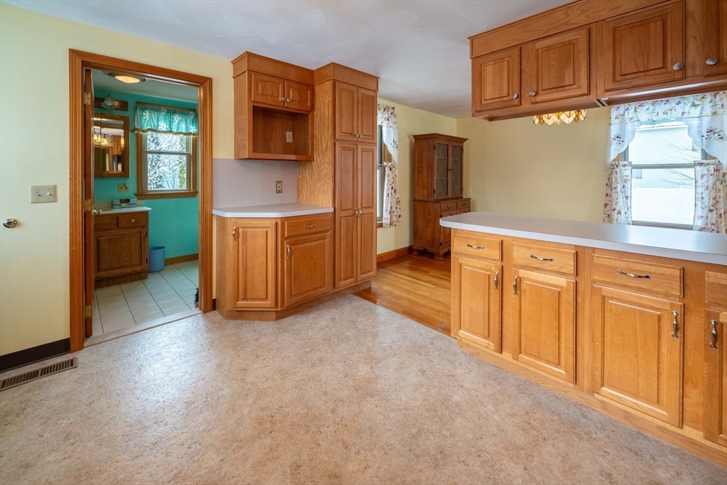 128 Ann Street Chicopee, MA 01020 - Photo 5 of 21