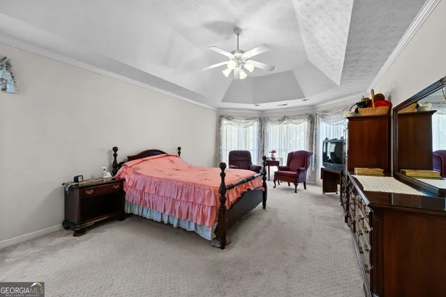 a en suite spacious bathroom with a double vanity sink tub and a mirror