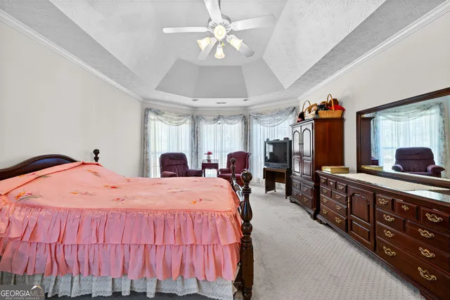 a spacious en suite bathroom with double sink and a mirror