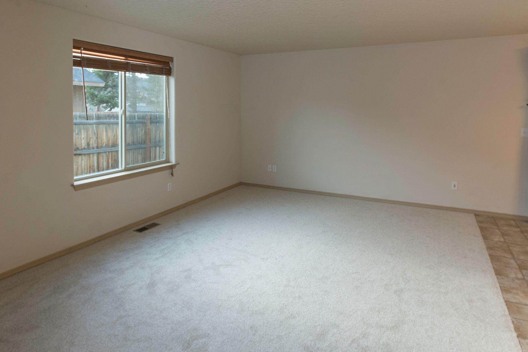 16476 Riley Drive La Pine, OR 97739 - Photo 4 of 23 Livingroom