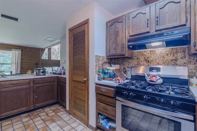 a view of livingroom with furniture
