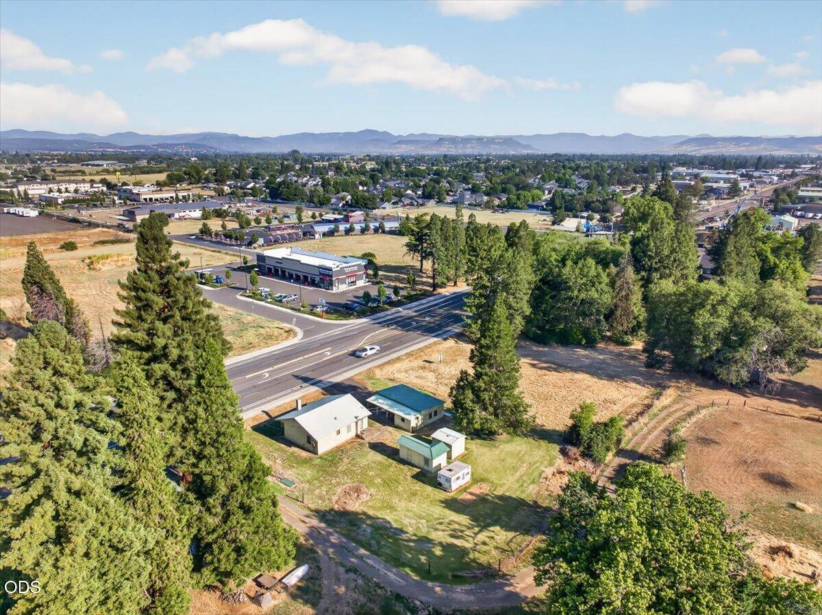 4082 Table Rock Road Central Point, OR 97502 - Photo 12 of 35