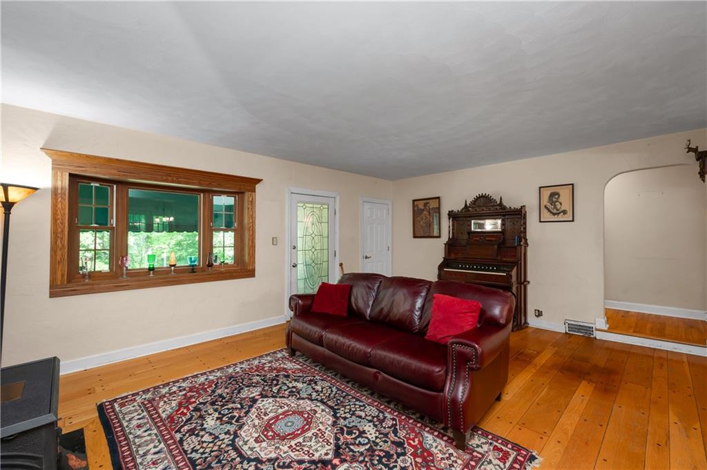3871 Green Valley Road Pittsburgh, PA 15235 - Photo 9 of 50 Living Room