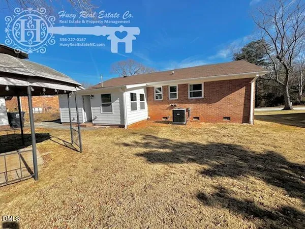 a view of a house with backyard