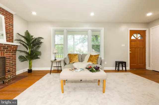 $2,650 | 25731 Ridge Road, Damascus, MD 20872