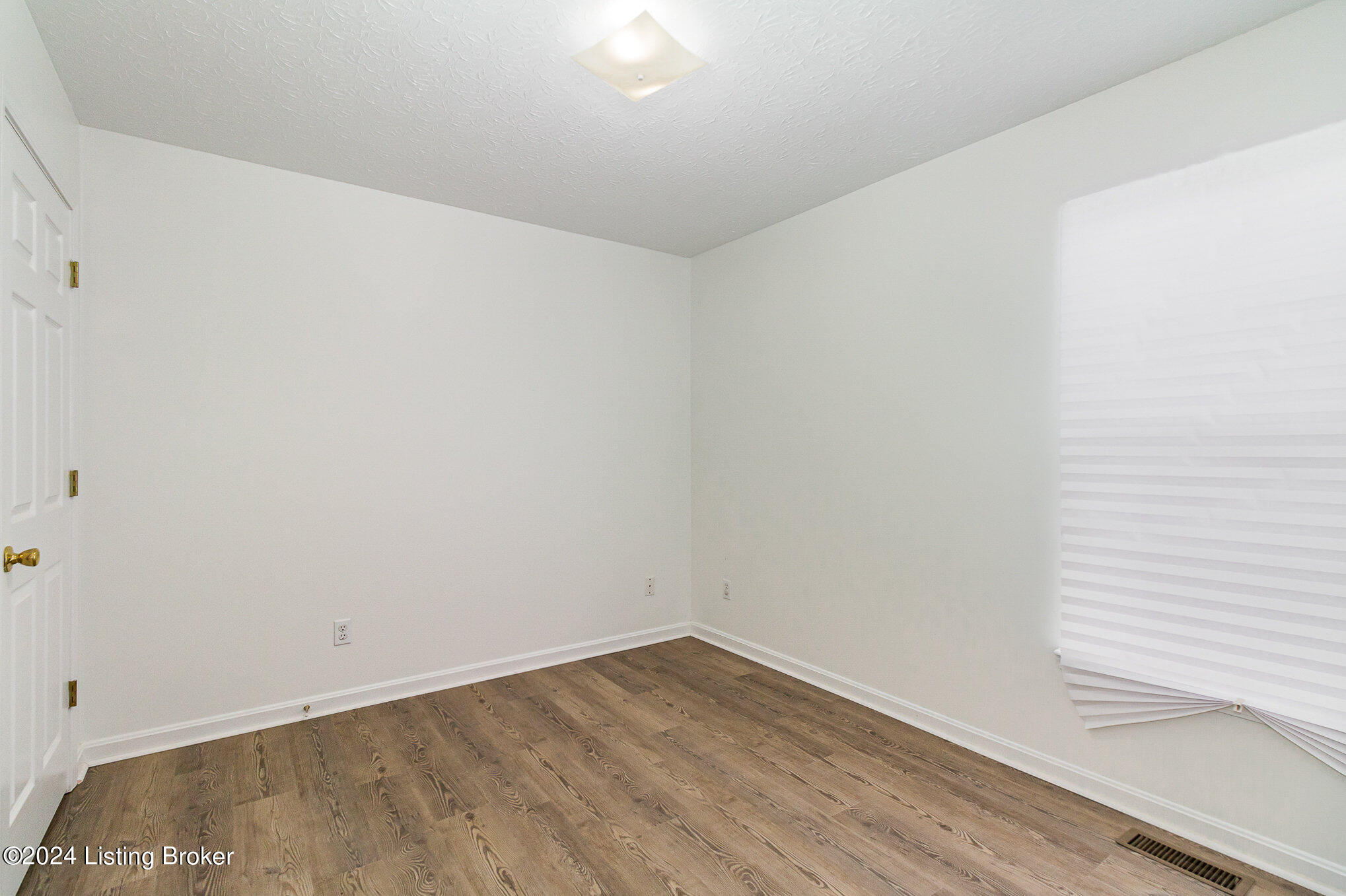 10105 Rod N Reel Road Louisville, KY 40229 - Photo 16 of 28 016_10105_rod_n_reel_rd_22-edit
