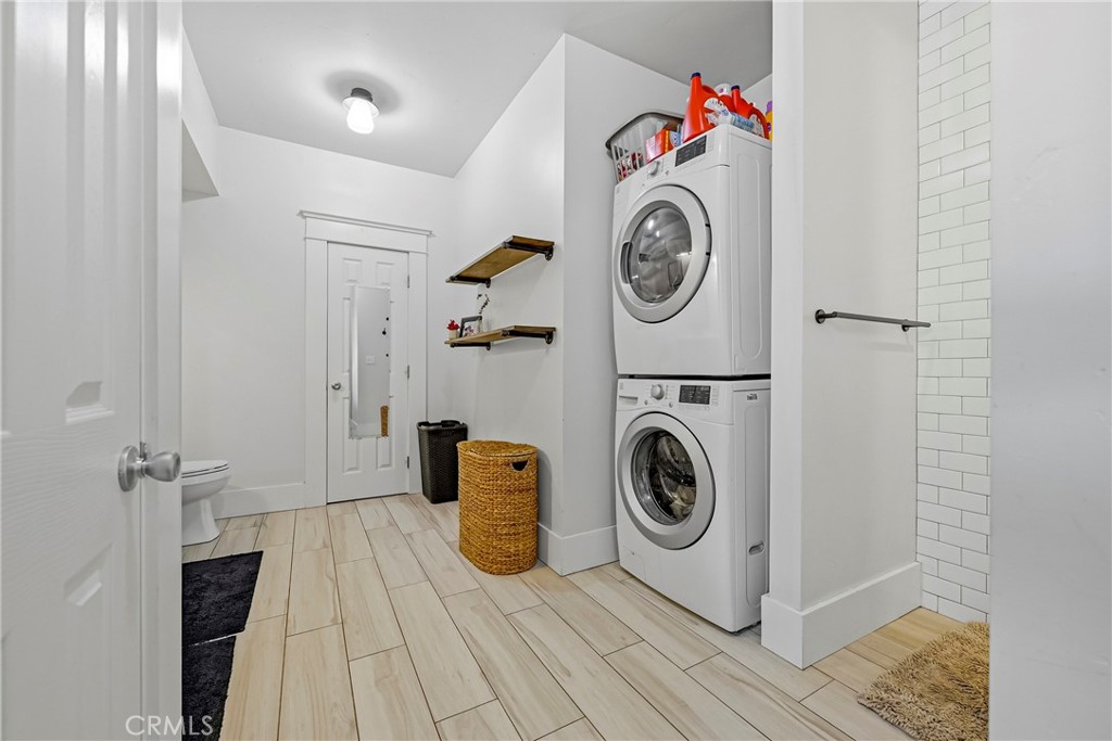 303 West 21st Street Merced, CA 95340 - Photo 31 of 52 a utility room with dryer and washer