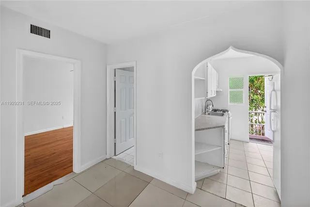 a view of entryway with bathroom
