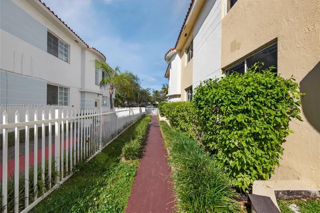 a view of a pathway with house on both side