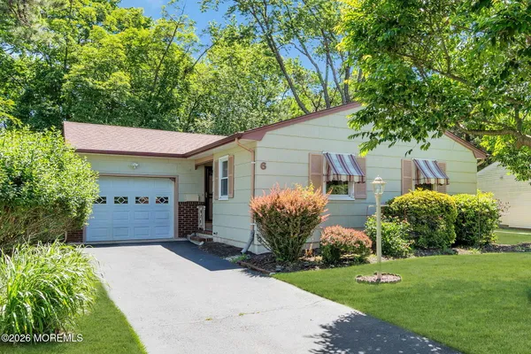 $319,500 | 6 Woodbury Court, Toms River, NJ 08757
