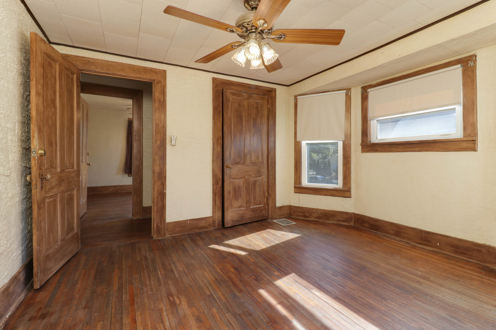 506 South Denver Street Bloomington, IL 61701 - Photo 18 of 41 a view of livingroom with hardwood floor and ceiling fan