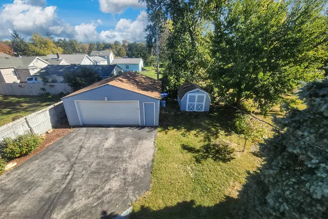a view of a house with backyard and garden