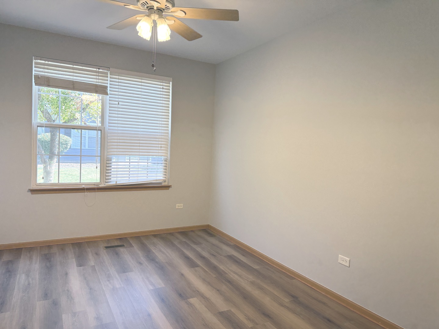 810 Woodewind Drive, Unit 810 Naperville, IL 60563 - Photo 15 of 16 an empty room with a window