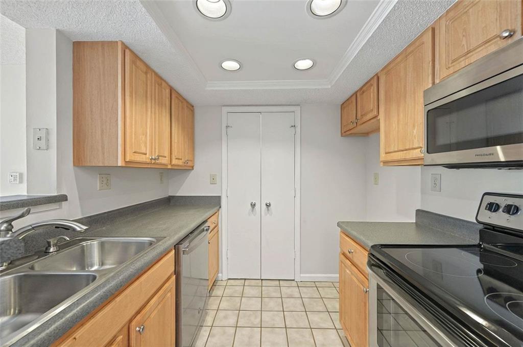 4106 Chastain Park Court Northeast Atlanta, GA 30342 - Photo 14 of 33 a kitchen that has a sink and a stove