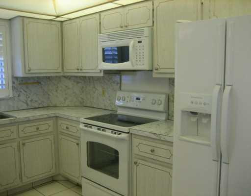 299 North Riverside Drive, Unit 504 Pompano Beach, FL 33062 - Photo 3 of 8 Kitchen
