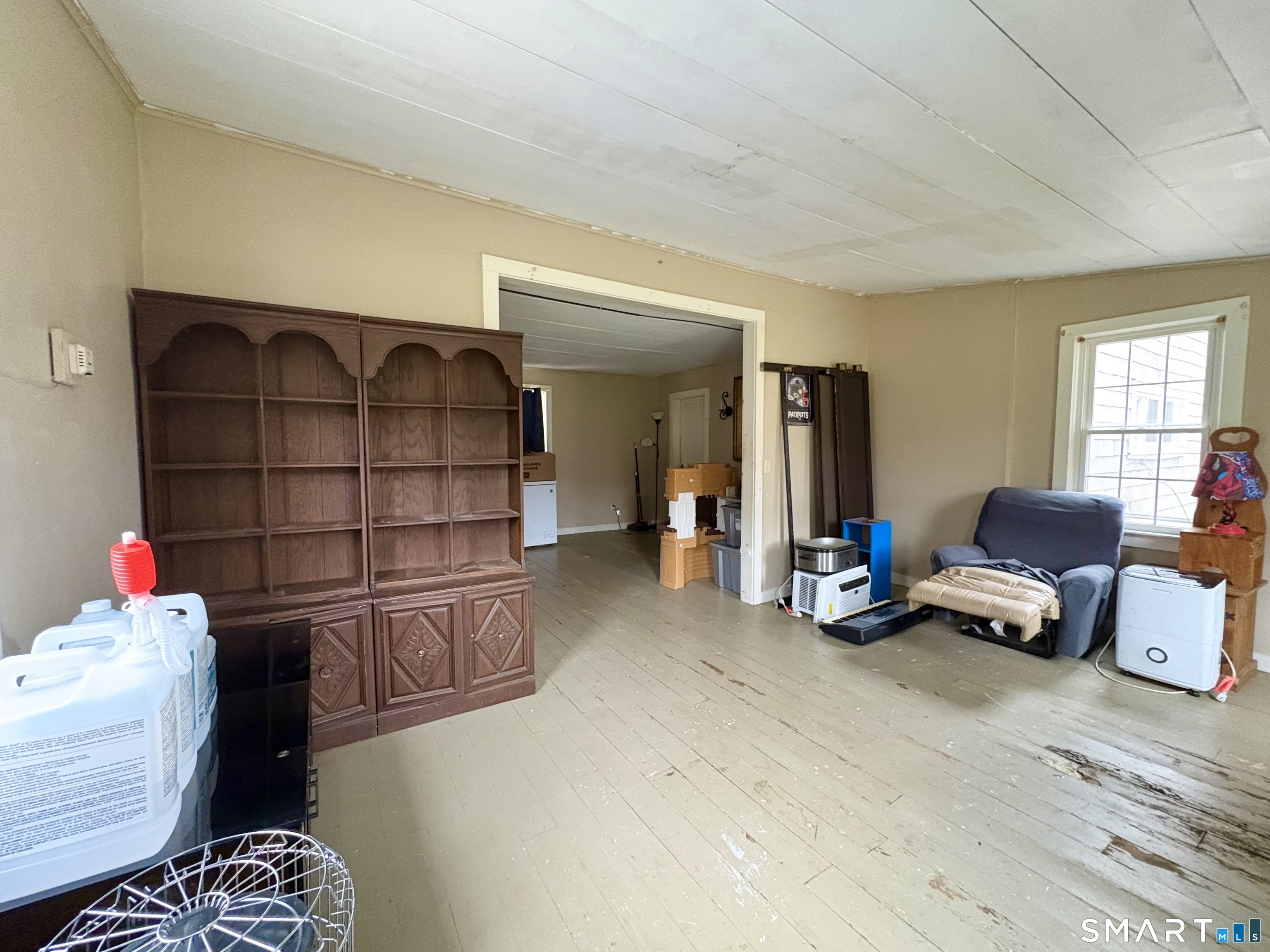279 River Road Putnam, CT 06260 - Photo 9 of 18 a living room with furniture