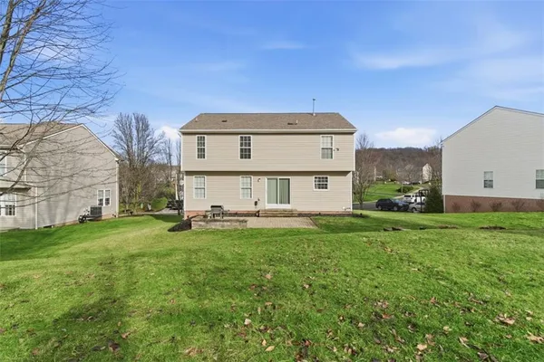 a view of a house with backyard and garden