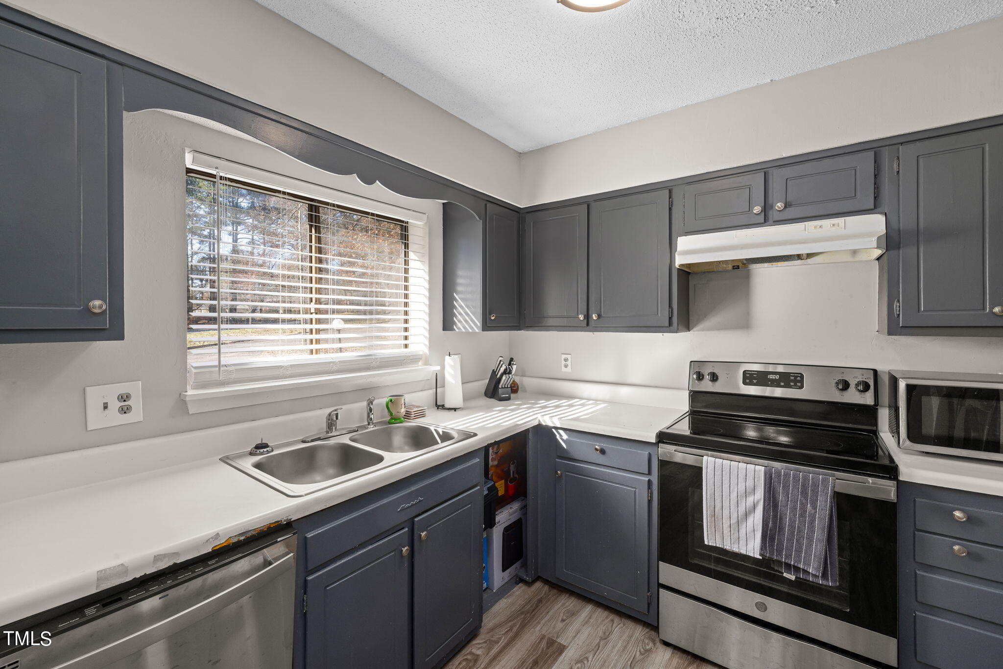 721 East Millbrook Road Raleigh, NC 27609 - Photo 8 of 28 a kitchen with a sink stove top oven and cabinets