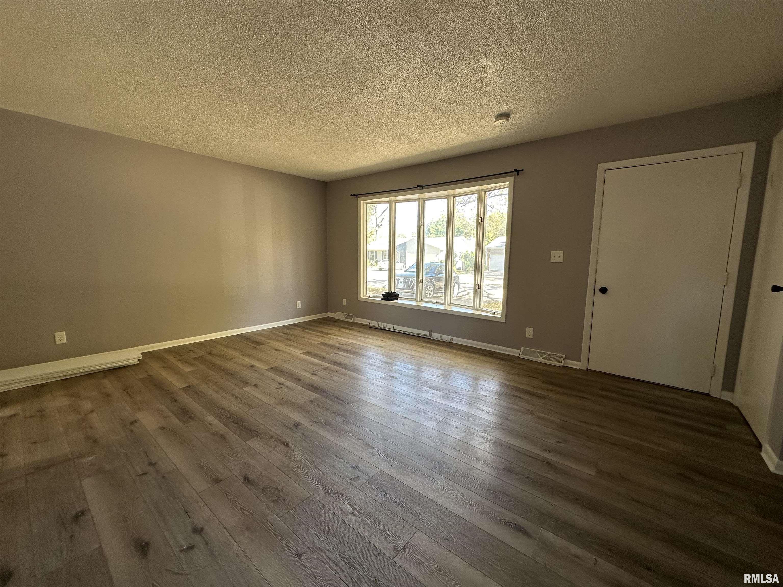 1312 Debbie Lane Macomb, IL 61455 - Photo 3 of 24