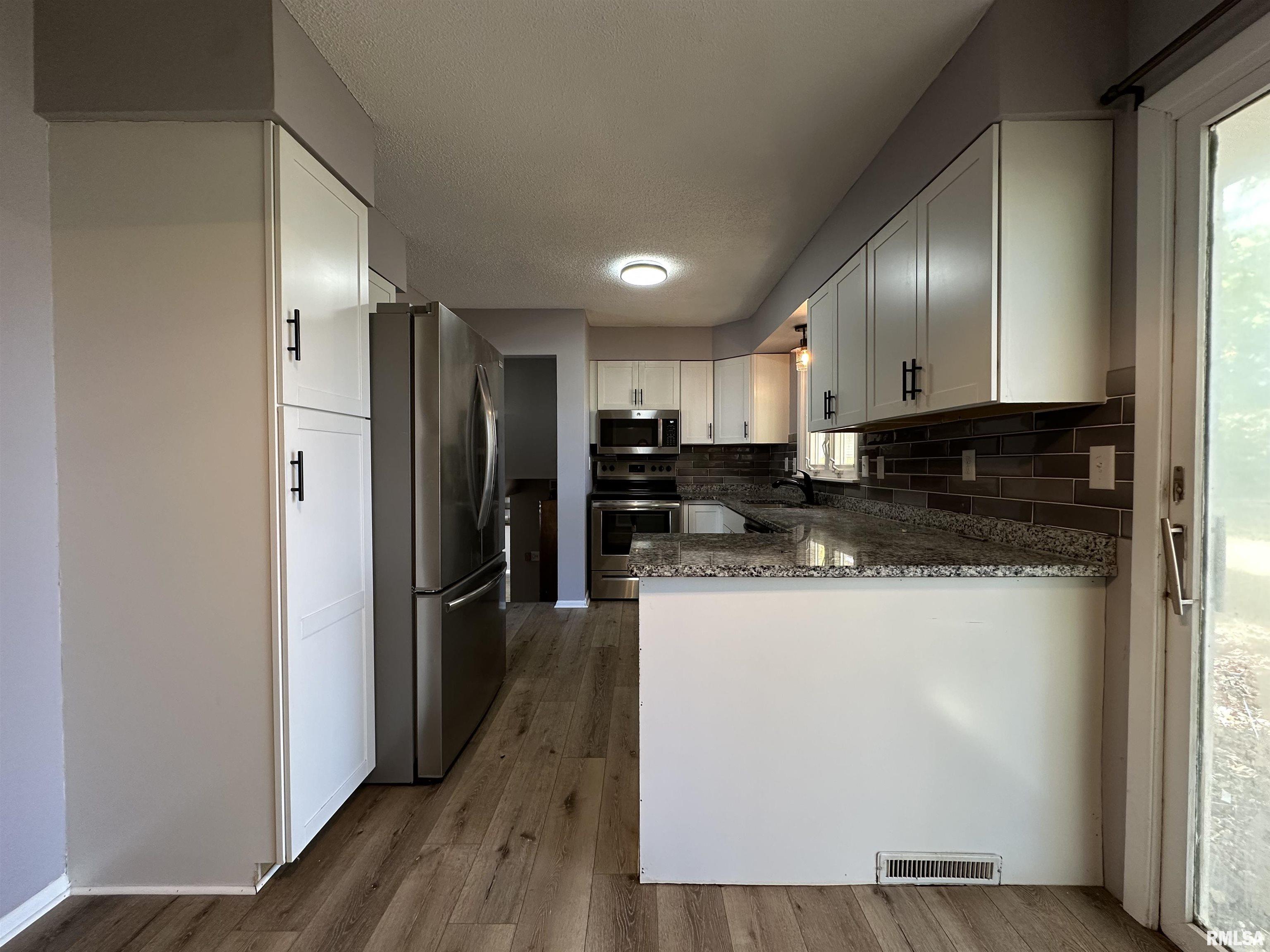 1312 Debbie Lane Macomb, IL 61455 - Photo 5 of 24