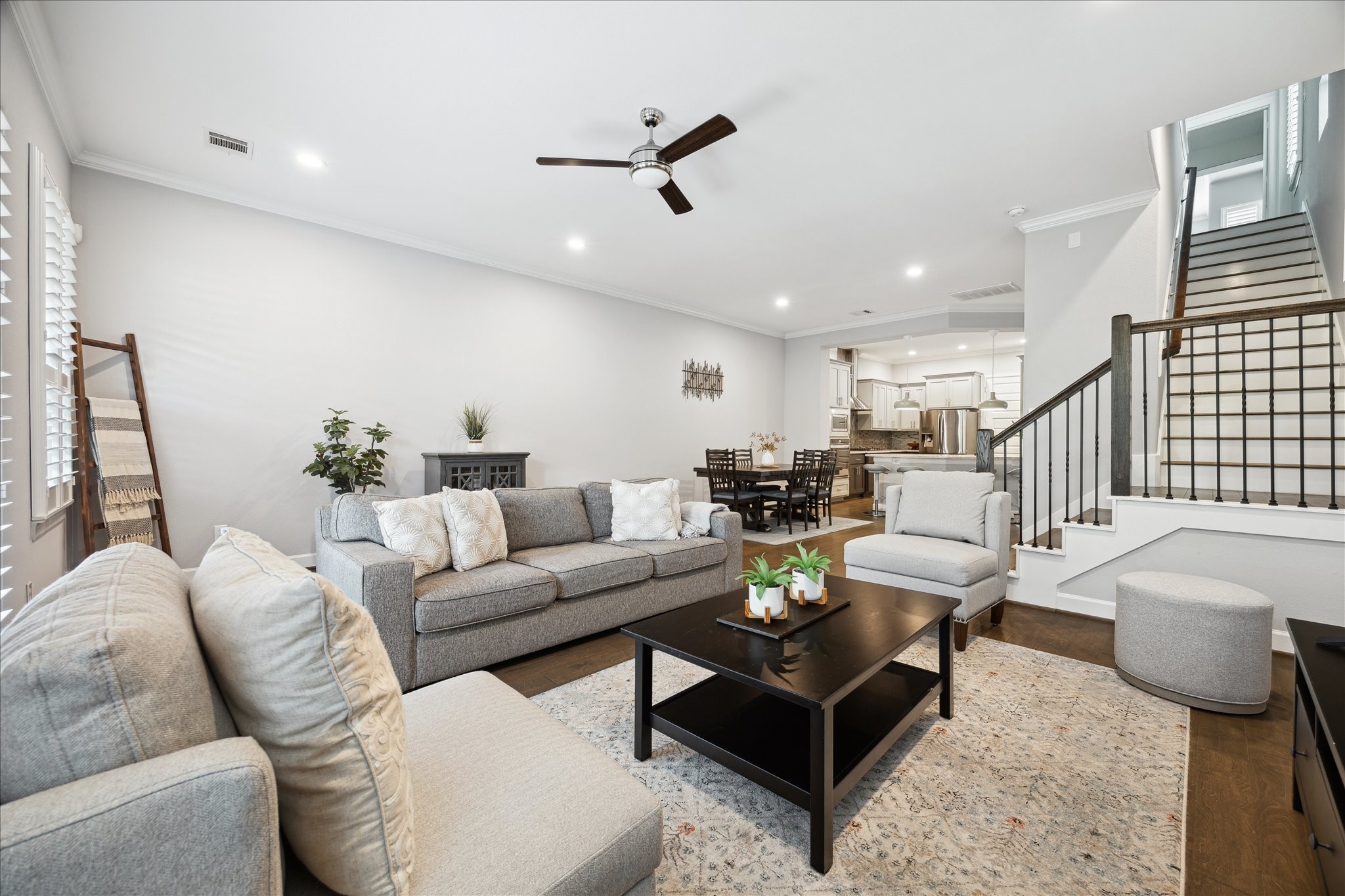 2430 Sheridan Street Houston, TX 77030 - Photo 6 of 28 a living room with furniture