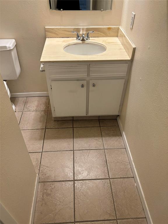 5921 Harvest Hill Road, Unit 2086 Dallas, TX 75230 - Photo 8 of 10 a bathroom with a sink toilet and tub
