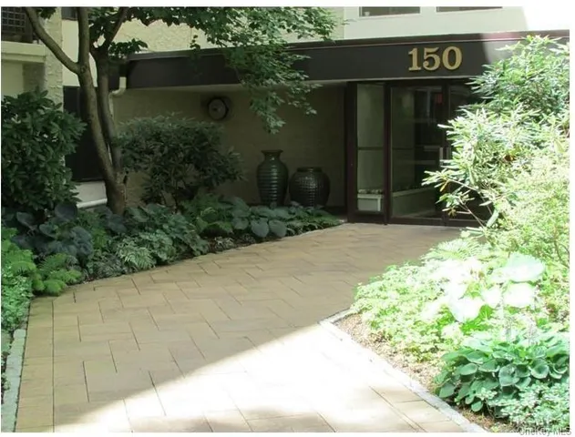 a view of a fountain in the middle of a yard