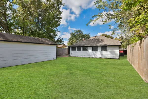 a view of a house with a backyard