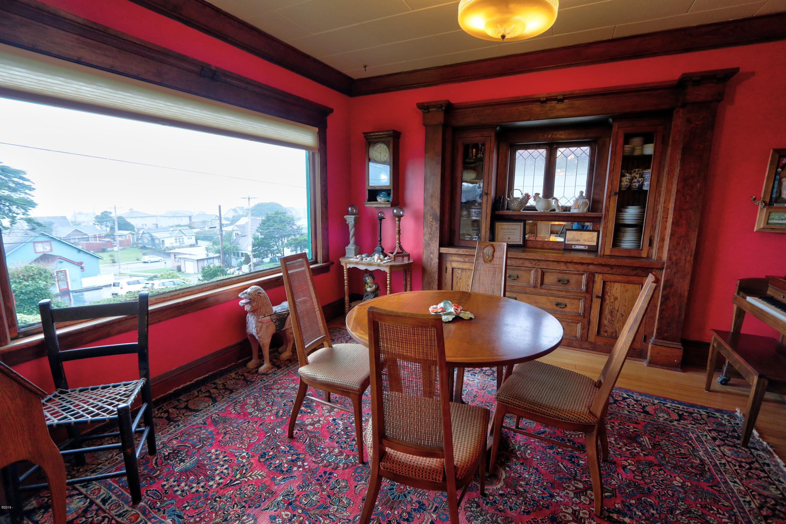 19 Southwest Hurbert Street Newport, OR 97365 - Photo 9 of 51 Dining