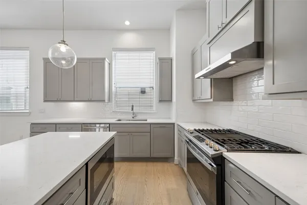 a close view of utility room with washer and dryer
