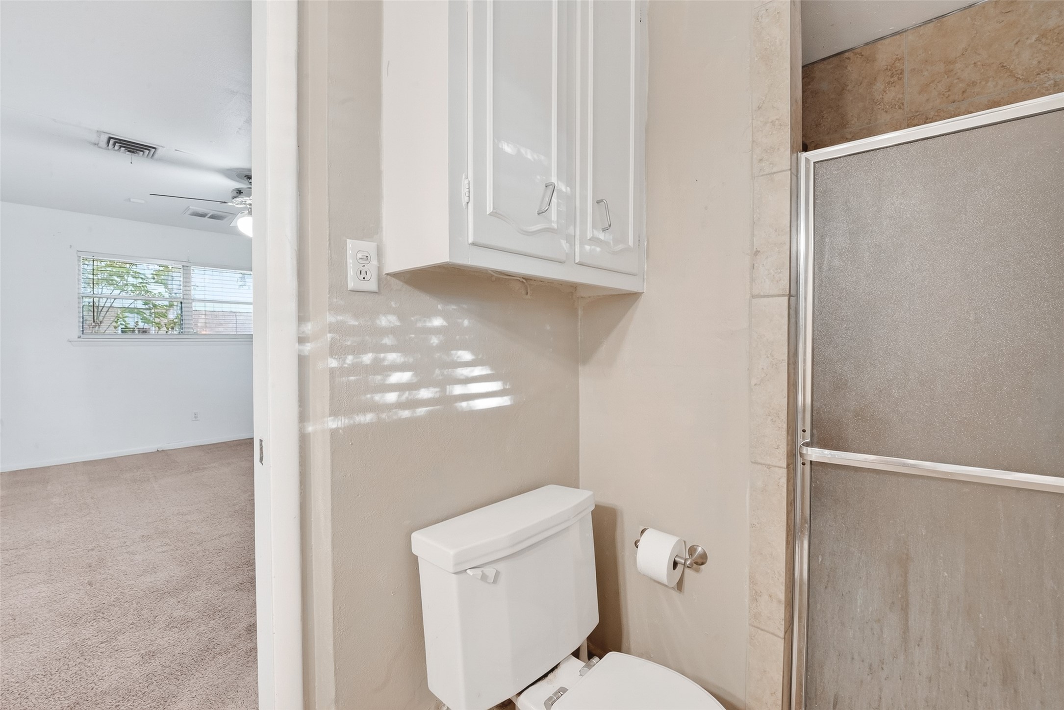 5422 Spellman Road Houston, TX 77096 - Photo 16 of 27 a bathroom with a toilet