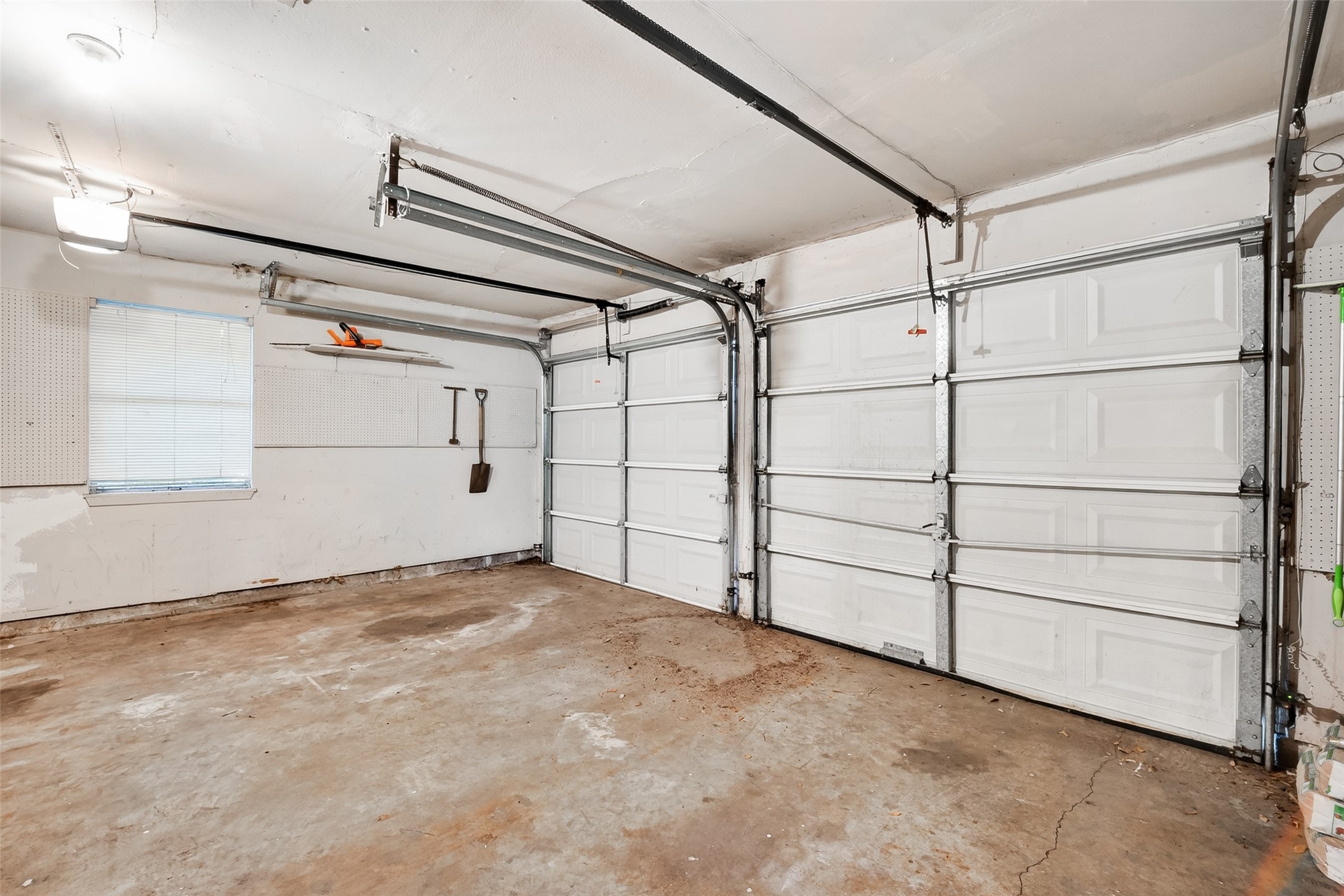 5422 Spellman Road Houston, TX 77096 - Photo 23 of 27 a view of a garage