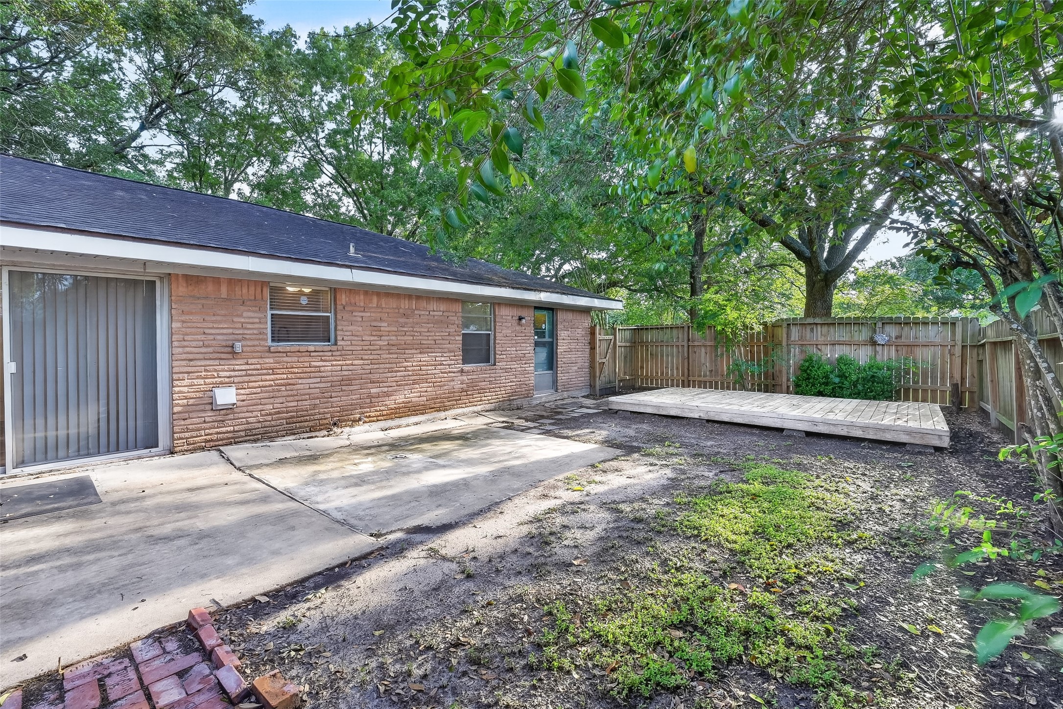 5422 Spellman Road Houston, TX 77096 - Photo 25 of 27 a view of a yard with a house and a large tree