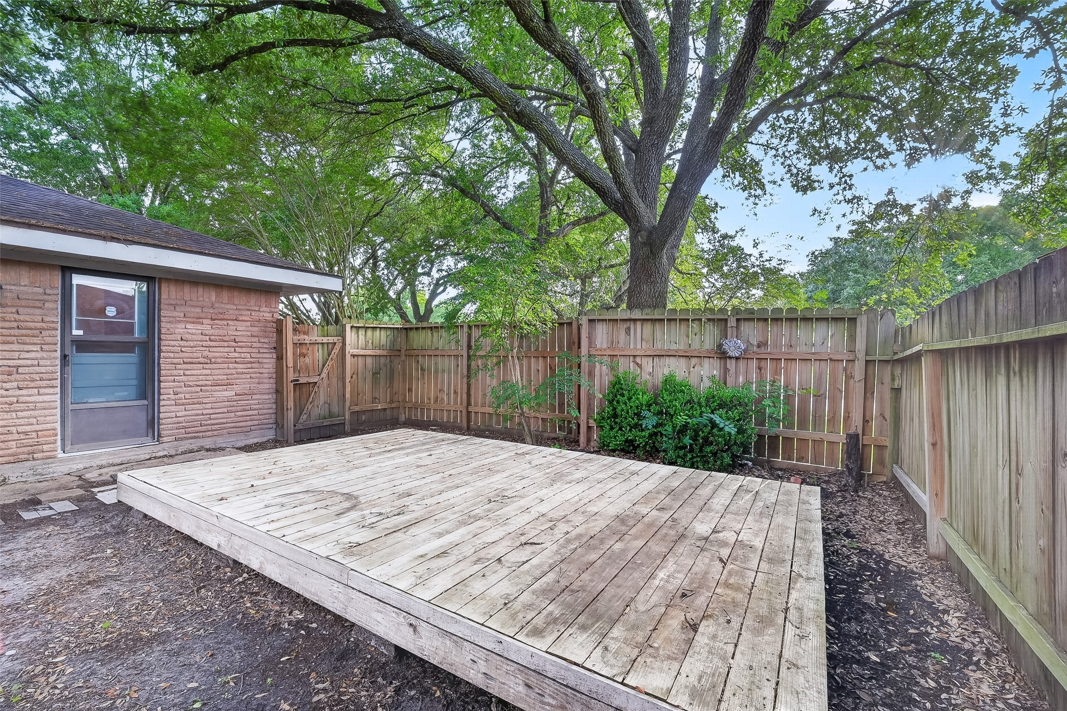 5422 Spellman Road Houston, TX 77096 - Photo 26 of 27 a view of a backyard