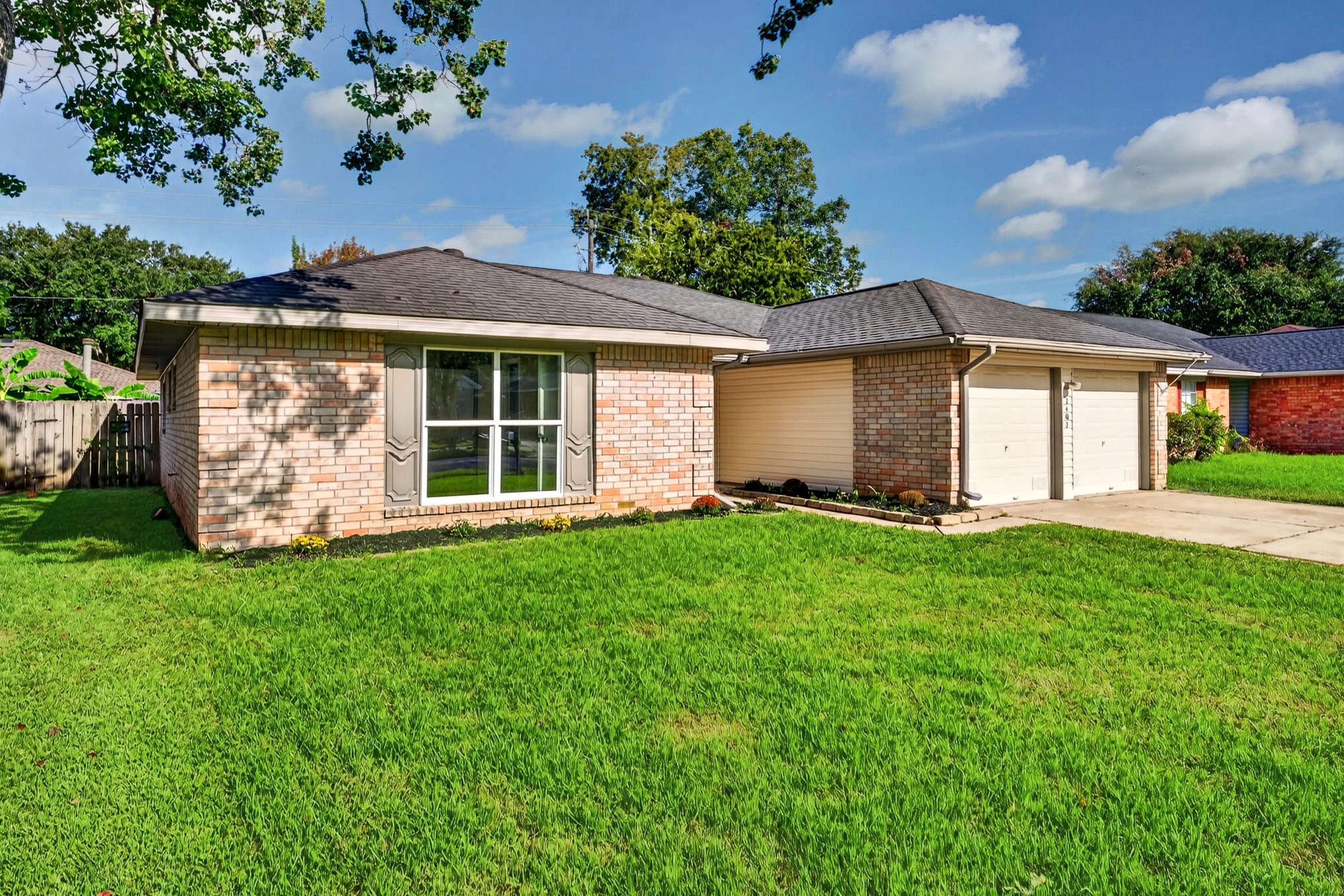 2402 Colonial Ridge Drive Friendswood, TX 77546 - Photo 3 of 38 Gallery Image 3