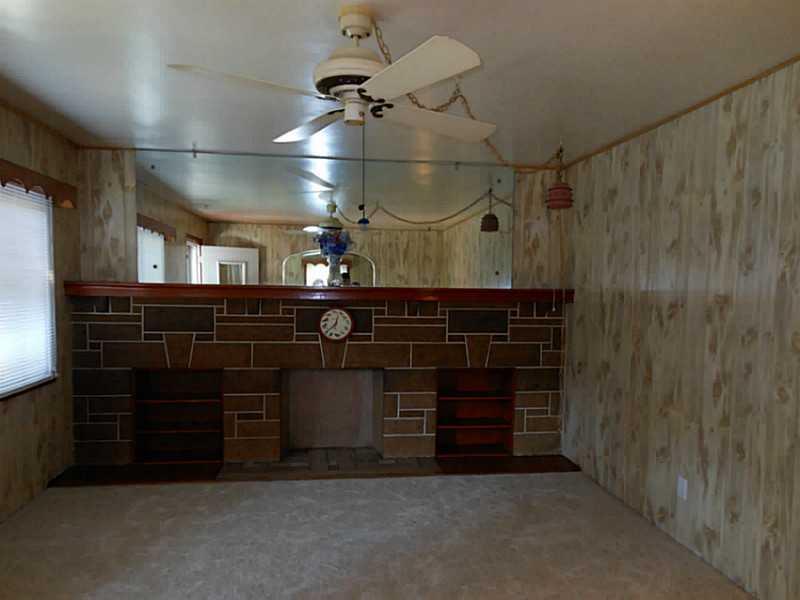 132 James Street Springdale, PA 15144 - Photo 5 of 18 Living Room.