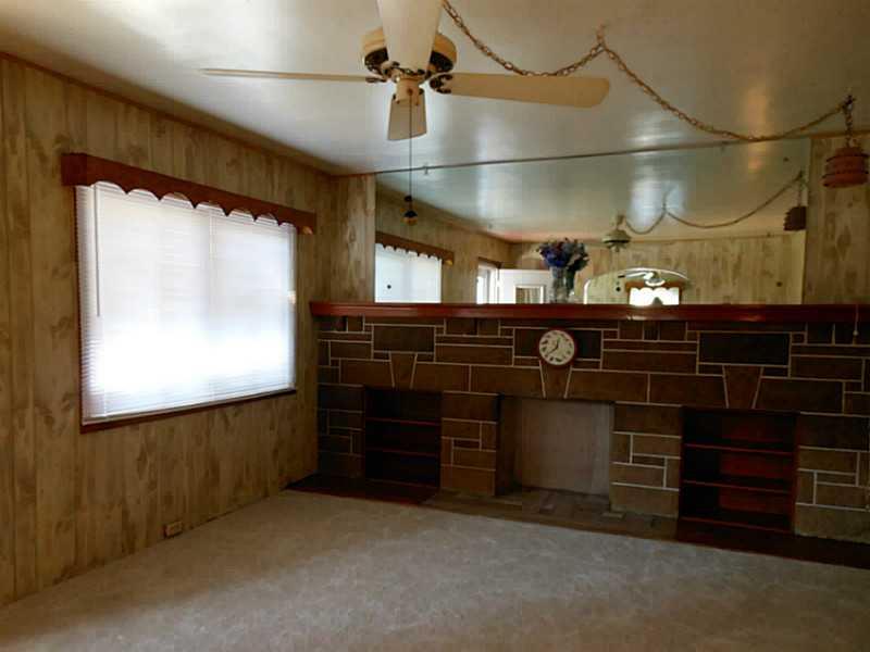 132 James Street Springdale, PA 15144 - Photo 6 of 18 Living Room.