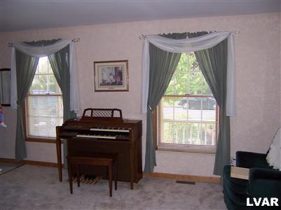 812 Hunter Road Easton, PA 18040 - Photo 4 of 10 812 Hunter - Living rm