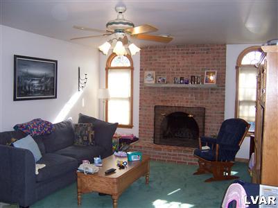 812 Hunter Road Easton, PA 18040 - Photo 7 of 10 812 Hunter Rd - family room