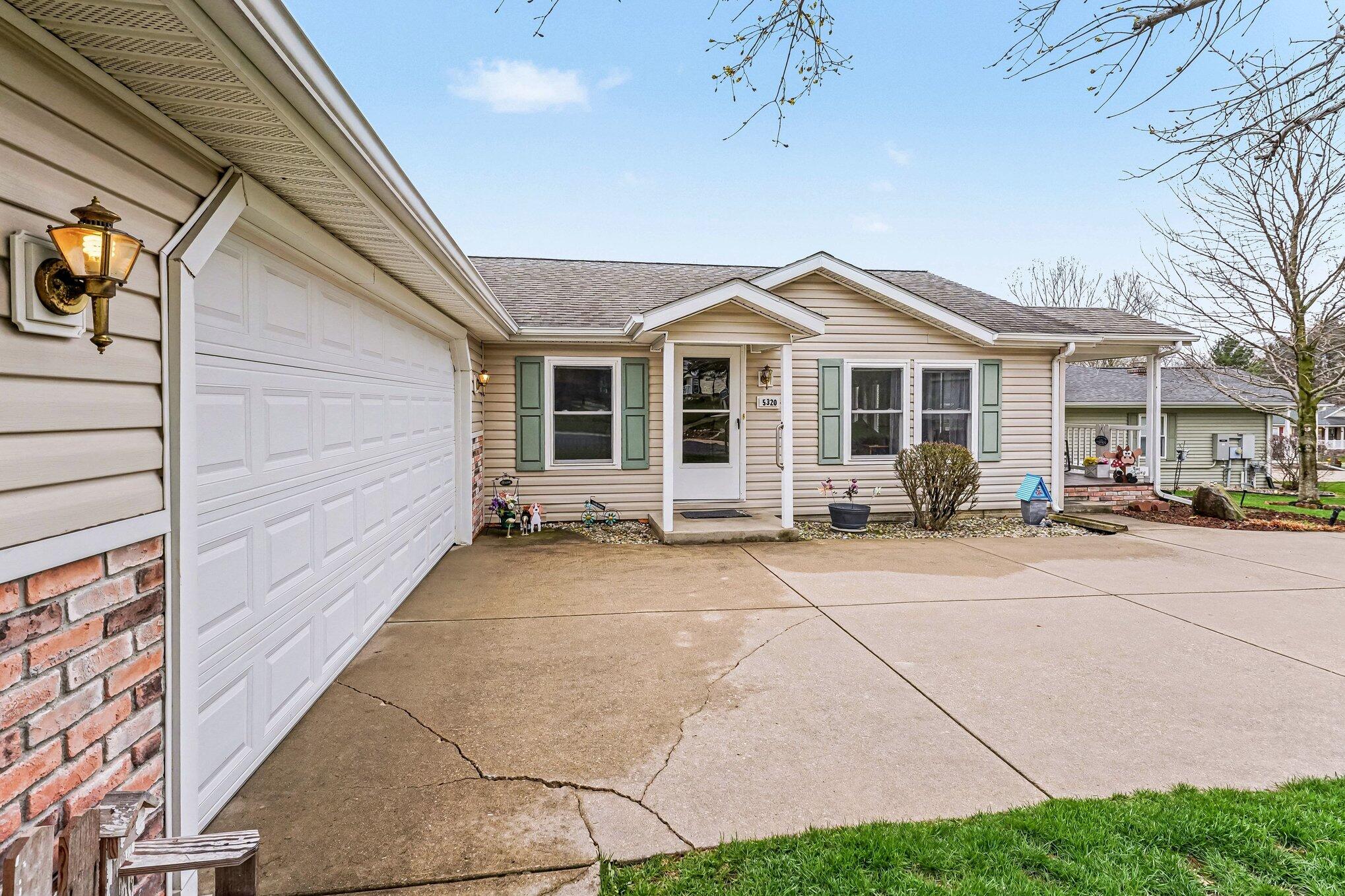 5320 Pine Arbor Ridge Kalamazoo, MI 49004 - Photo 4 of 16 004_file_9864