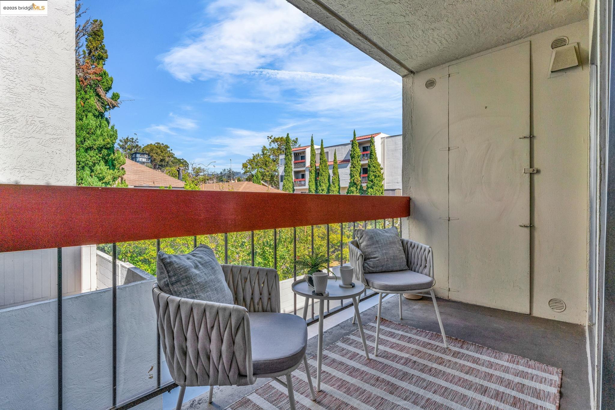 288 Whitmore Street, Unit 220 Oakland, CA 94611 - Photo 31 of 38 View of balcony