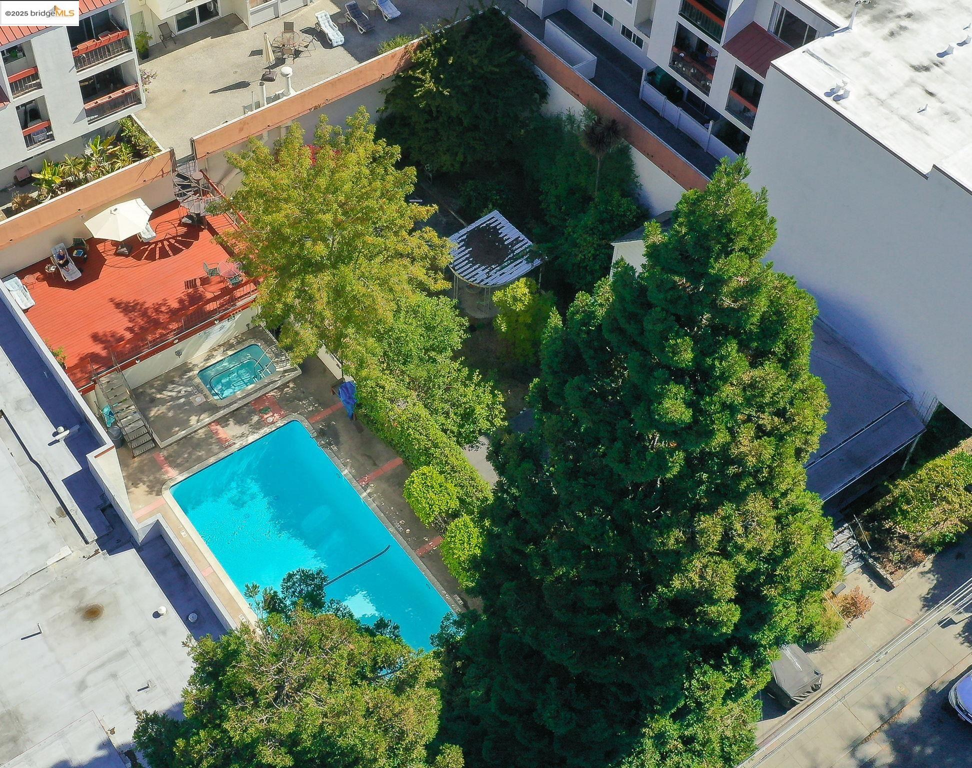 288 Whitmore Street, Unit 220 Oakland, CA 94611 - Photo 35 of 38 Drone / aerial view of a pool area