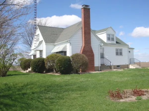 a view of a house with a backyard