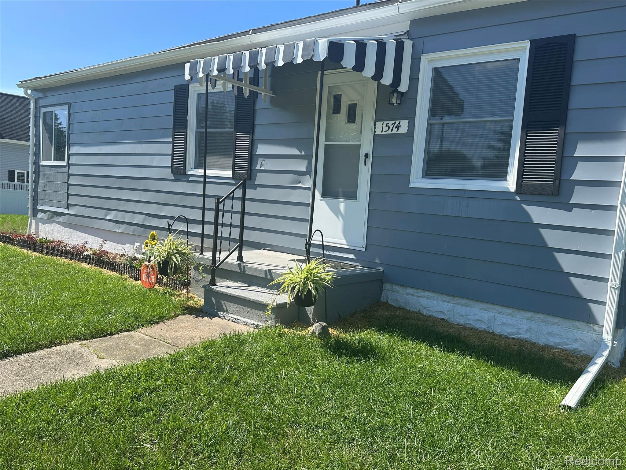 1574 South Graham Road Flint, MI 48532 - Photo 1 of 27 001_beyc6aa83017223d8.jpg