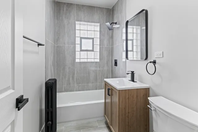 $1,725 | 7373 North Damen Avenue, Unit E1, Chicago, IL 60645