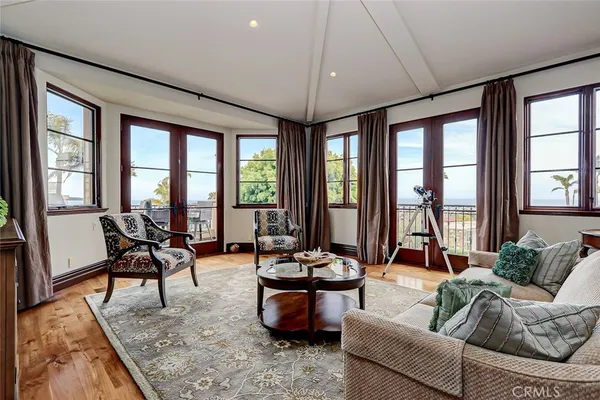 a view of a dinning table and chairs in patio