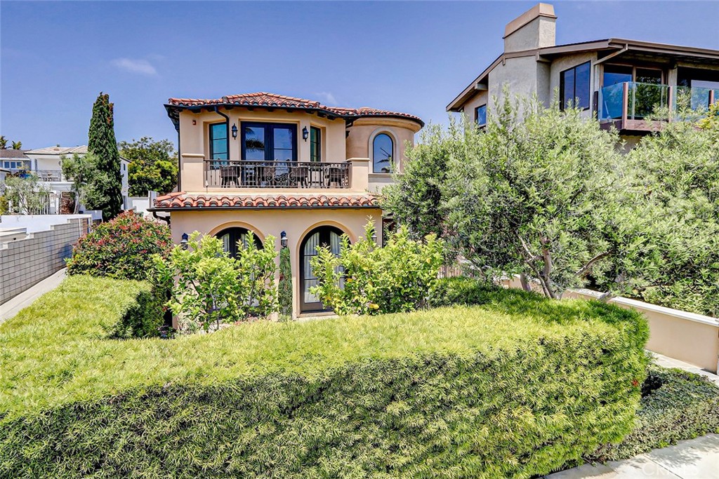 853 6th Street Manhattan Beach, CA 90266 - Photo 3 of 60 a front view of a house with a yard