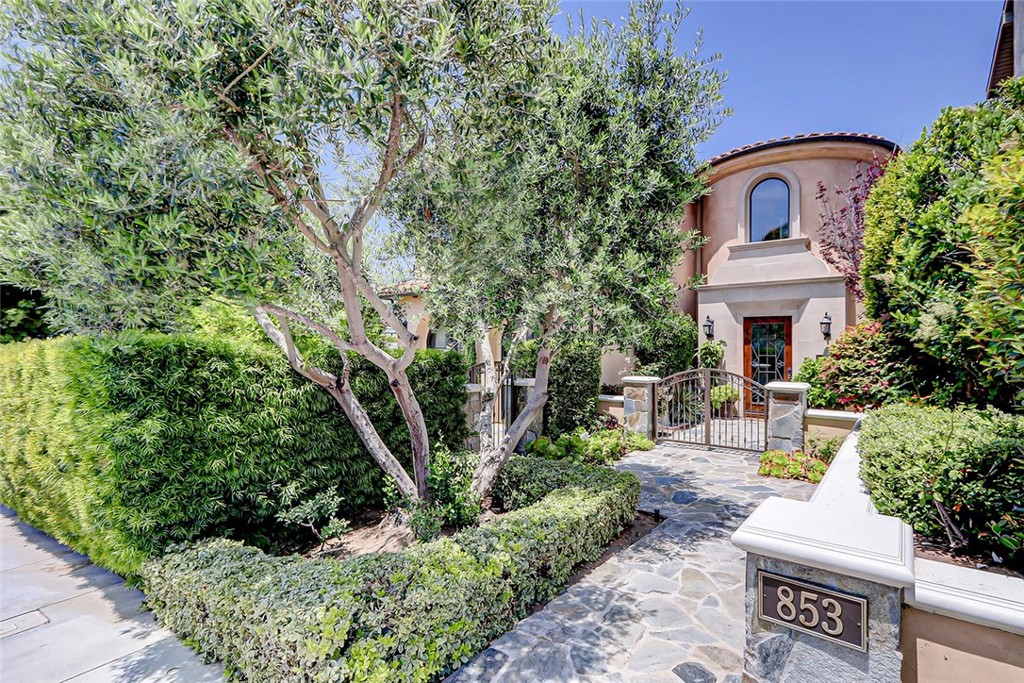 853 6th Street Manhattan Beach, CA 90266 - Photo 4 of 60 a front view of a house with garden