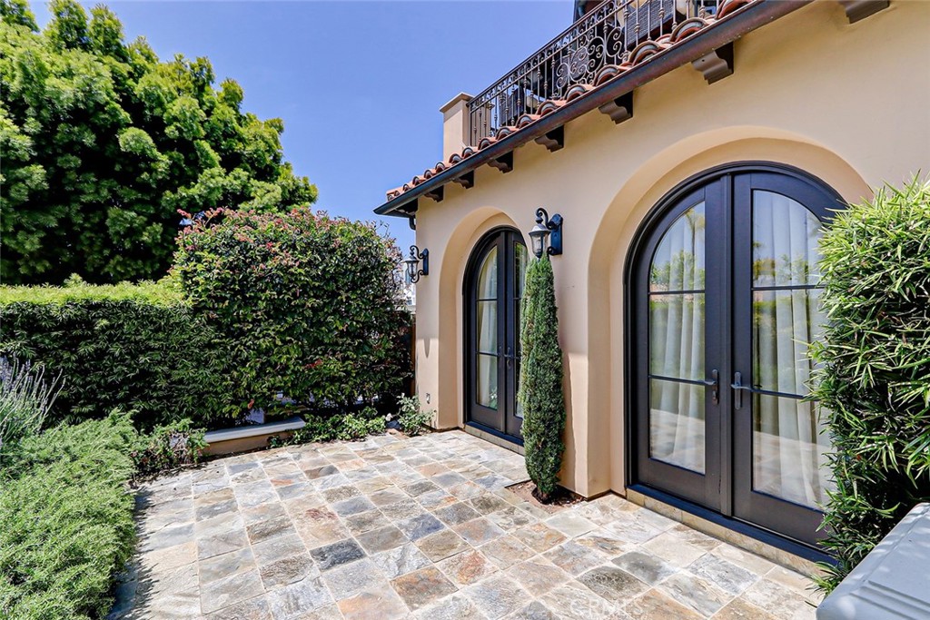 853 6th Street Manhattan Beach, CA 90266 - Photo 52 of 60 a view of entryway with garden